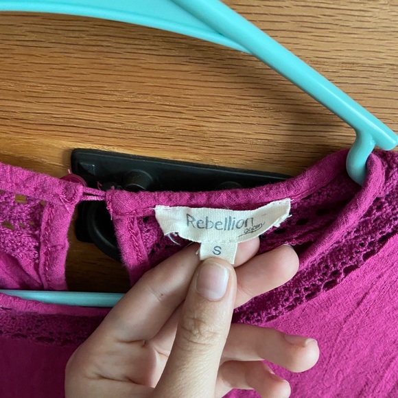 Adorable embroidered dress - Picture 2 of 4